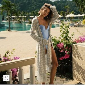 NWT Devon Windsor Lia robe in artic blue